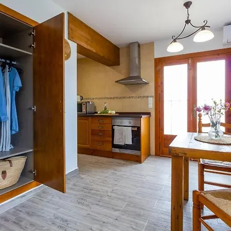 House With Swimming Pool And Amazing Sea And Mountain Views In Montgo, Casa vacanze Dénia