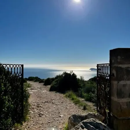 House With Swimming Pool And Amazing Sea And Mountain Views In Montgo, Holiday home Denia